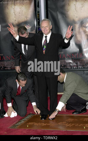 Jan 11, 2001 ; Los Angeles, Californie, USA ; acteur Anthony Hopkins @ sa main & cérémonie empreinte @ le Théâtre Chinois de Mann à Hollywood.. (Crédit Image : Â© Chris Delmas/Zuma sur le fil) Banque D'Images