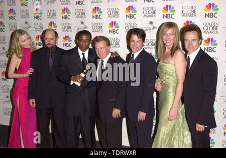 Jan 21, 2001 ; Los Angeles, CA, USA ; Cast de "West Wing" (L-R) : JANEL MOLONEY, RICHARD SCHIFF, DULE HILL, Martin Sheen, ROB LOWE, Allison Janney et Bradley Whitford @ le Golden Globe Awards 2001.. (Crédit Image : Â© Chris Delmas/Zuma sur le fil) Banque D'Images