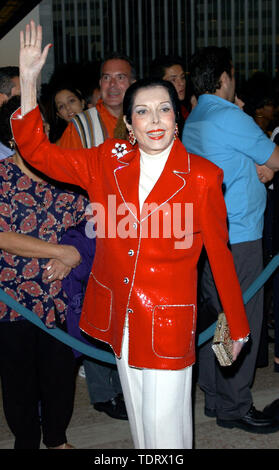 Aug 24, 2001 ; Los Angeles, CA, USA ; (Photo : 08/24/01) ANN MILLER, célèbre danseuse étoile de 40 comédies musicales, est décédée du cancer du poumon à l'âge de 81 à Los Angeles. Sur la photo : L'actrice ANN MILLER à la soirée d'ouverture de 'Kiss Me Kate." . (Crédit Image : Chris Delmas/Zuma sur le fil) Banque D'Images