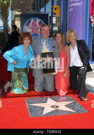 16 juil., 2002 ; Hollywood, CA, USA ; acteur Robert Wagner avec filles COURTNEY, Katie & épouse JILL ST. @ JOHN Wagner's Walk of Fame cérémonie. (Crédit Image : © Chris Delmas/Zuma sur le fil) Banque D'Images