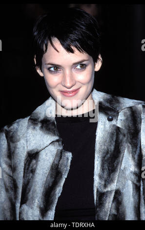 Nov 07, 2002 ; Los Angeles, CA, USA ; dossier photo. 12/03/98. Nommé aux Oscars, l'actrice Winona Ryder a été reconnu coupable d'accusations à l'étalage sur le 11/06/02. Un six-man, six-woman jury l'a déclarée coupable de grand le vol et le vandalisme, mais pas coupable de vol commercial. Le 31-year-old girl, star de "interrompue" a été accusé de Grand Theft, le cambriolage et le vandalisme pour avoir volé plus de 1 500 dollars de marchandises du magasin Saks Fifth Avenue, le 12 décembre 2001. Ryder sera de retour au tribunal pour la peine le 6 décembre. Photo montre à la Winona 'Jeanne d'Arc' premiere.. (Crédit Image : Chris De Banque D'Images