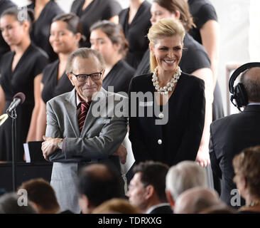 11 mars 2016 - Simi Valley, Californie, États-Unis - Larry King et sa femme, Shawn arrivent à la Nancy Reagan funeral tenue à la Bibliothèque présidentielle Ronald Reagan. (Crédit Image : Â© Chris Delmas/Zuma sur le fil) Banque D'Images