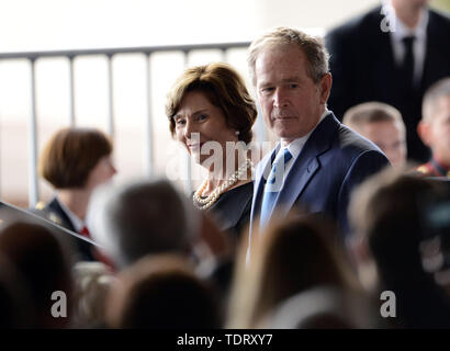 11 mars 2016 - Simi Valley, Californie, États-Unis - l'ancien président George W. Bush et sa femme Laura arriver pour Nancy Reagan funérailles à la Bibliothèque présidentielle Ronald Reagan. (Crédit Image : Â© Chris Delmas/Zuma sur le fil) Banque D'Images