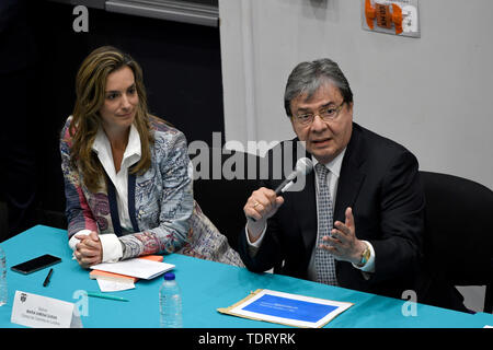 Londres, Royaume-Uni. 17 Juin, 2019. Consul María Ximena Duran Sanín et le ministre des affaires étrangères Colombien Carlos Holmes Trujillo vu lors d'une réunion avec la communauté colombienne à Southbank University à Londres. Rencontrez la communauté colombienne à South Bank University Président Colombien Ivan Duque dans le cadre de la visite officielle à Londres. Assistants de la réunion aux questions au président au sujet de la fracturation, les questions environnementales, la mise en œuvre du processus de paix, et remettant en question le risque que les dirigeants sociaux sont dans le pays. Credit : SOPA/Alamy Images Limited Live News Banque D'Images