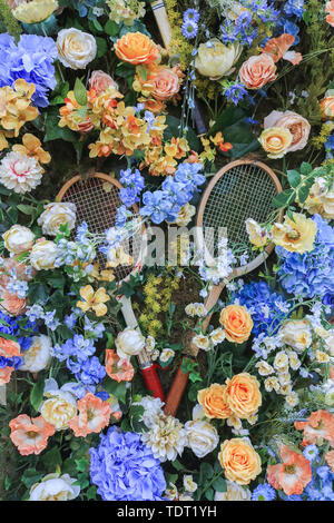 Wimbledon Londres, Royaume-Uni. 18 Juin, 2019. Une boutique dans la rue principale de Wimbledon décorées avec des raquettes de tennis avant de la tennis de Wimbledon qui commence le 1er juillet 2019 Crédit : amer ghazzal/Alamy Live News Banque D'Images