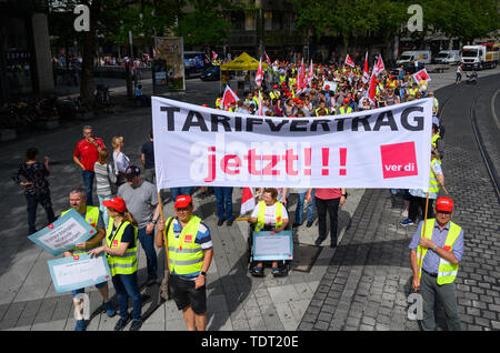 Hanovre, Allemagne. 18 Juin, 2019. Les employés de banque de la Commerzbank, Deutsche Bank, LBS-Nord, Nbanque et Sparkasse Bremen, entre autres, aller en grève après un appel par le syndicat Verdi. Verdi demande une augmentation de salaire de 6 pour cent, six jours de congés payés par an et un droit à une formation supplémentaire pour les quelque 200 000 employés à l'échelle nationale. Credit : Christophe Gateau/dpa/Alamy Live News Banque D'Images