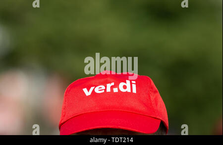 Hanovre, Allemagne. 18 Juin, 2019. Un employé de la banque porte une casquette avec le logo de Verdi au cours d'une grève d'avertissement. Les employés de banque de la Commerzbank, Deutsche Bank, LBS-Nord, Nbanque et Sparkasse Bremen, entre autres, aller en grève après un appel par le syndicat Verdi. Verdi demande une augmentation de salaire de 6 pour cent, six jours de congés payés par an et un droit à une formation supplémentaire pour les quelque 200 000 employés à l'échelle nationale. Credit : Christophe Gateau/dpa/Alamy Live News Banque D'Images