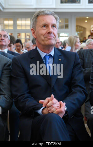 Hanovre, Allemagne. 18 Juin, 2019. Christian Wulff (CDU), ancien Président fédéral, s'assied à un événement de la Fondation Konrad Adenauer avec une présentation d'un ouvrage commémoratif pour le 60e anniversaire de l'ancien président fédéral. Credit : Christophe Gateau/dpa/Alamy Live News Banque D'Images