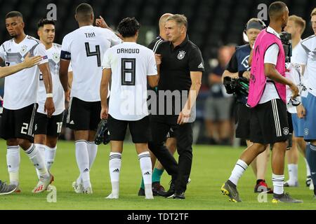 Udine, Italie. 17 Juin, 2019. firo : 17.06.2019, Fuvuball, International, l'UEFA U21 Championnat d'Europe 2019, 1er match de l'Allemagne - Danemark, Mahmoud Dahoud, Bundescoach Stefan Kuntz, l'Allemagne, l'Allemagne, DFB, GER, le geste | Crédit : dpa/Alamy Live News Banque D'Images