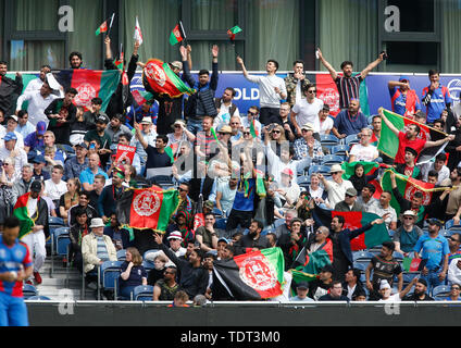 Old Trafford, Manchester, Royaume-Uni. 18 Juin, 2019. Coupe du Monde de Cricket ICC, en Angleterre par rapport à l'Afghanistan ; l'Afghanistan fans en face de l'Old Trafford pavilion montrer leur appui : Action Crédit Plus Sport/Alamy Live News Banque D'Images