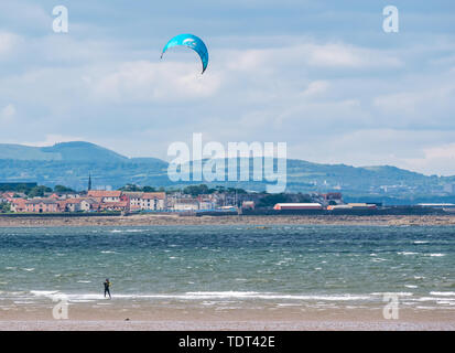 Longniddry Bents, Firth of Forth, Ecosse, Royaume-Uni, le 18 juin 2019. UK : météo kite surfeurs ont des conditions idéales à marée basse avec un fort vent et soleil dans le Firth of Forth saccadée Banque D'Images