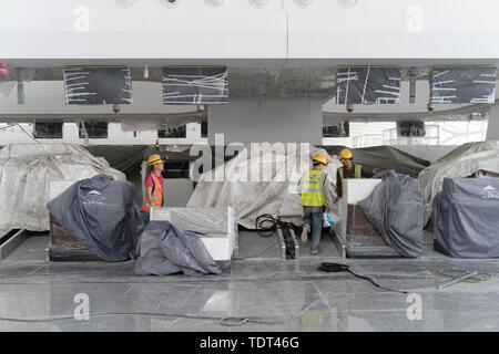 Beijing, Chine. 18 Juin, 2019. Débogage des travailleurs périphériques à l'aérogare de l'Aéroport International de Beijing Daxing à Beijing, capitale de Chine, le 18 juin 2019. La construction de l'Aéroport International de Beijing Daxing devrait être terminée d'ici la fin du mois. Le nouvel aéroport est prévue d'être mis en service avant le 30 septembre. Credit : Zhang Xiaoyu/Xinhua/Alamy Live News Banque D'Images