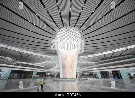 Beijing, Chine. 18 Juin, 2019. Les travailleurs ont vu à l'aérogare de l'Aéroport International de Beijing Daxing à Beijing, capitale de Chine, le 18 juin 2019. La construction de l'Aéroport International de Beijing Daxing devrait être terminée d'ici la fin du mois. Le nouvel aéroport est prévue d'être mis en service avant le 30 septembre. Credit : Zhang Chenlin/Xinhua/Alamy Live News Banque D'Images