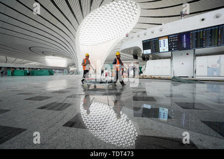 Beijing, Chine. 18 Juin, 2019. Les travailleurs ont vu à l'aérogare de l'Aéroport International de Beijing Daxing à Beijing, capitale de Chine, le 18 juin 2019. La construction de l'Aéroport International de Beijing Daxing devrait être terminée d'ici la fin du mois. Le nouvel aéroport est prévue d'être mis en service avant le 30 septembre. Credit : Ju Huanzong/Xinhua/Alamy Live News Banque D'Images