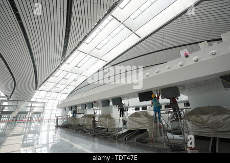 Beijing, Chine. 18 Juin, 2019. Installer des périphériques des travailleurs à l'aérogare de l'Aéroport International de Beijing Daxing à Beijing, capitale de Chine, le 18 juin 2019. La construction de l'Aéroport International de Beijing Daxing devrait être terminée d'ici la fin du mois. Le nouvel aéroport est prévue d'être mis en service avant le 30 septembre. Credit : Ju Huanzong/Xinhua/Alamy Live News Banque D'Images