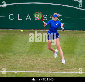 Club Prieuré Edgbaston, Birmingham, UK. 18 Juin, 2019. Nature Valley WTA tennis Classic tournoi ; Harriet Dart (GBR) versus Yulia Putintseva (KAZ) ; Harriet Dart (GBR) : Action Crédit coup droit Plus Sport/Alamy Live News Banque D'Images