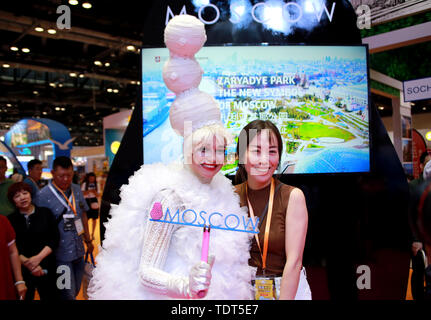 Beijing, Chine. 18 Juin, 2019. Une hôtesse pose avec un visiteur à l'Expo internationale de tourisme de Beijing 2019 au Centre de Congrès National de Chine à Beijing, capitale de Chine, le 18 juin 2019. Les trois jours de l'expo le coup d'ici mardi. Credit : Xu Pan/Xinhua/Alamy Live News Banque D'Images