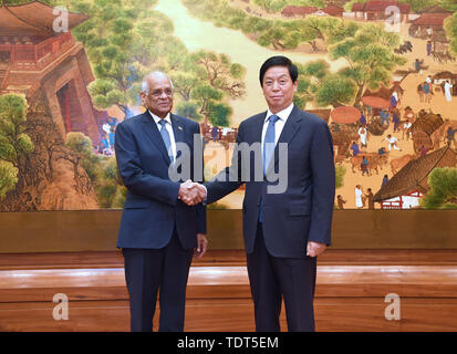 Beijing, Chine. 18 Juin, 2019. Li Zhanshu (R), président du Congrès national du peuple Comité permanent, s'entretient avec le président du Parlement égyptien Ali Abdel-Aal à Beijing, capitale de Chine, le 18 juin 2019. Credit : Rao Aimin/Xinhua/Alamy Live News Banque D'Images