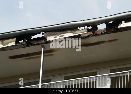 Brême, Allemagne. 18 Juin, 2019. Les dalles du toit calciné peut être vu sur le toit d'un centre de soins infirmiers et de maison. L'ensemble de la toiture incendiées. 96 personnes ont dû être sauvées de l'immeuble selon les renseignements de l'incendie. Credit : Carmen Jaspersen/dpa/Alamy Live News Banque D'Images