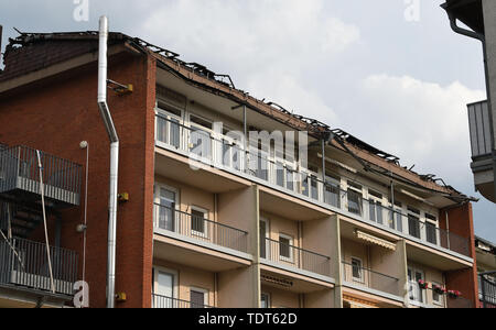 Brême, Allemagne. 18 Juin, 2019. Les dalles du toit calciné peut être vu sur le toit d'un centre de soins infirmiers et de maison. L'ensemble de la toiture incendiées. 96 personnes ont dû être sauvées de l'immeuble selon les renseignements de l'incendie. Credit : Carmen Jaspersen/dpa/Alamy Live News Banque D'Images