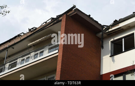 Brême, Allemagne. 18 Juin, 2019. Les dalles du toit calciné peut être vu sur le toit d'un centre de soins infirmiers et de maison. L'ensemble de la toiture incendiées. 96 personnes ont dû être sauvées de l'immeuble selon les renseignements de l'incendie. Credit : Carmen Jaspersen/dpa/Alamy Live News Banque D'Images