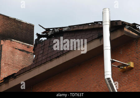 Brême, Allemagne. 18 Juin, 2019. Les dalles du toit calciné peut être vu sur le toit d'un centre de soins infirmiers et de maison. L'ensemble de la toiture incendiées. 96 personnes ont dû être sauvées de l'immeuble selon les renseignements de l'incendie. Credit : Carmen Jaspersen/dpa/Alamy Live News Banque D'Images