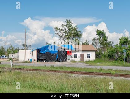 Panama City, Floride, USA. 15 Juin, 2019. Dans environ 8 mois après la destruction de l'ouragan Michael, parties de la Floride, y compris la ville de Panama, continuent à subir les ruines derrière le désormais considérée comme la catégorie 5 l'ouragan Michael. L'ouragan a causé un montant estimatif de 25,1 milliards de dollars en dommages-intérêts. La force de la tempête est révolue depuis longtemps, mais les dégâts laissés derrière reste comme un rappel douloureux. Crédit : Jeremy Raines/ZUMA/Alamy Fil Live News Banque D'Images