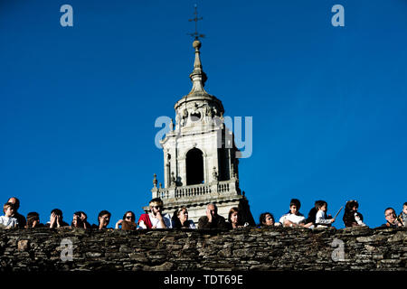 Lugo, Lugo, Espagne. 15 Juin, 2019. Les gens regarder le défilé à partir de la muraille romaine pendant le festival.Arde Lucus, festival est célébré dans la ville depuis 2001 à la fin de juin, c'est un festival de la Galice d'intérêt touristique. Il Galician-Roman renoue avec le passé de la ville et il a été créé pour commémorer la fondation de la société. Credit : Brais Gonzalez Rouco SOPA/Images/ZUMA/Alamy Fil Live News Banque D'Images