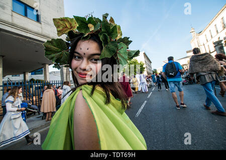 Lugo, Lugo, Espagne. 15 Juin, 2019. Une femme vêtue comme une danse romaine pendant le festival.Arde Lucus, festival est célébré dans la ville depuis 2001 à la fin de juin, c'est un festival de la Galice d'intérêt touristique. Il Galician-Roman renoue avec le passé de la ville et il a été créé pour commémorer la fondation de la société. Credit : Brais Gonzalez Rouco SOPA/Images/ZUMA/Alamy Fil Live News Banque D'Images