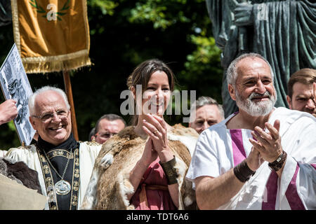 Lugo, Lugo, Espagne. 15 Juin, 2019. Lara Méndez (centre), maire de Lugo pendant le festival.Arde Lucus, festival est célébré dans la ville depuis 2001 à la fin de juin, c'est un festival de la Galice d'intérêt touristique. Il Galician-Roman renoue avec le passé de la ville et il a été créé pour commémorer la fondation de la société. Credit : Brais Gonzalez Rouco SOPA/Images/ZUMA/Alamy Fil Live News Banque D'Images