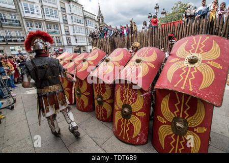 Lugo, Lugo, Espagne. 15 Juin, 2019. Des hommes habillés comme les légionnaires effectuer pendant le festival.Arde Lucus, festival est célébré dans la ville depuis 2001 à la fin de juin, c'est un festival de la Galice d'intérêt touristique. Il Galician-Roman renoue avec le passé de la ville et il a été créé pour commémorer la fondation de la société. Credit : Brais Gonzalez Rouco SOPA/Images/ZUMA/Alamy Fil Live News Banque D'Images