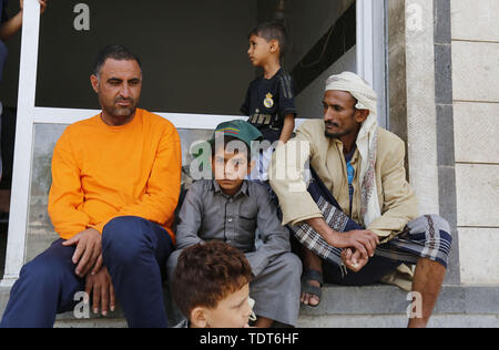 Sanaa, Yémen. 18 Juin, 2019. Les personnes touchées par la guerre yéménite attendre pour recevoir de la nourriture fournie par un centre de bienfaisance à Sanaa, Yémen, le 18 juin 2019. Si les combats au Yémen dure jusqu'en 2022, près d'un demi-million de personnes vont perdre leur vie, y compris plus de 300 000 qui vont mourir de faim, de manque de soins de santé et les causes, Secrétaire Général Adjoint des Nations Unies aux affaires humanitaires et Coordonnateur des secours d'Mark Lowcock le lundi a cité une étude de l'Université de Denver a commandé par le Programme des Nations Unies pour le développement comme disant. Credit : Mohammed Mohammed/Xinhua/Alamy Live News Banque D'Images