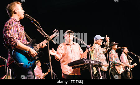 Hanovre, Allemagne. 18 Juin, 2019. Les Beach Boys sera sur scène de Swiss Life Hall durant le concert d'ouverture de leur 'One Night' de tous les résultats de la tournée. Credit : Ole Spata/dpa/Alamy Live News Banque D'Images