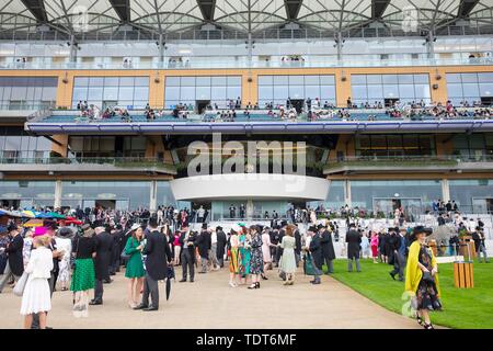 Ascot, UK. 18 Juin, 2019. Zara Anne Elizabeth Phillips arrivent à Royal Ascot à Ascot Racecourse à Ascot, le 18 juin 2019, pour assister les courses de chevaux, c'est l'un des plus importants et des plus grands hippodromes en Angleterre Photo : Albert Nieboer/ Pays-Bas OUT/Point de vue OUT |/Alamy Live News Banque D'Images