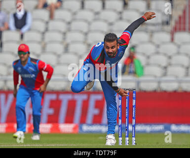 MANCHESTER, Angleterre. 18 juin 2019 : Dawlat Zadran de bowling de l'Afghanistan au cours de l'Angleterre v l'Afghanistan, l'ICC Cricket World Cup Match, à Old Trafford, Manchester, Angleterre. Credit : European Sports Agence photographique/Alamy Live News Banque D'Images