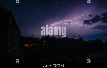 Brighton UK 18 juin 2019 - Une tempête de tonnerre et de la foudre s'allume le ciel au-dessus de la région de Queens Park, de Brighton, ce soir comme ils se déplacent dans le sud-est de la Grande-Bretagne apportant une menace d'inondation plus à certaines parties de l'UK . Crédit photo : Simon Dack / Alamy Live News Banque D'Images