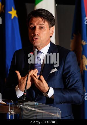 Le premier ministre italien Giuseppe Conte visiter Naples pour l'ensemble de la journée, première rencontre les garçons de l'Université Federico II de l'Académie d'Apple, puis la fondation Salvatore et enfin la famille à but non lucratif dans le quartier San Giovanni a Teduccio. 06/18/2019, Naples, Italie Banque D'Images