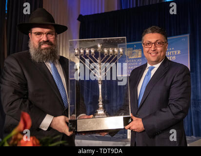 Makan Delrahim, Sous-procureur général (Allemande), United States Department of Justice, Droit, accepte l'ami spécial Award 2019 Lamplighter de Rabbi Levi Shemtov, Vice-président exécutif de l'American Friends of Chabad Lubavitch (), gauche, au cours d'un dîner de gala à l'Organisation des États américains à Washington, DC le mardi 18 juin, 2019. Credit : Ron Sachs/CNP /MediaPunch Banque D'Images