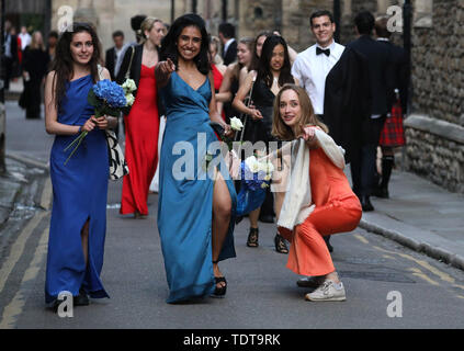 Cambridge, Cambridgeshire, Royaume-Uni. 18 Juin, 2019. Les étudiants de l'université font leur chemin dans les premières heures du matin, après avoir célébré la fin de leurs examens et d'assister à la trinité peut Ball, Cambridge, Cambridgeshire, le 18 juin 2019. Crédit : Paul Marriott/Alamy Live News Banque D'Images