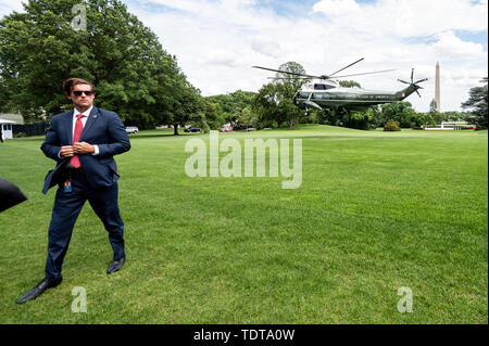 Agent des services secrets protégeant le départ d'un marin de la Maison Blanche près de la pelouse Sud de la Maison Blanche à Washington, DC. Banque D'Images