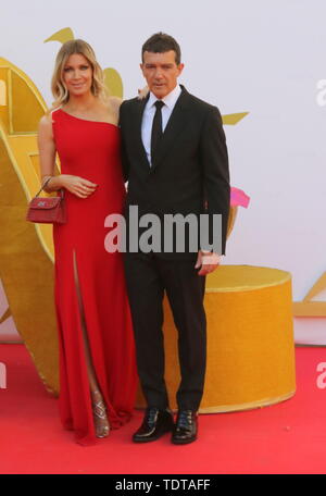 Malaga, Espagne. 19 Juin, 2019. La chanteuse Rosala reçoit le Prix des arts de la scène ''Antonio Banderas'' de la Malaga acteur dans le théâtre Cervantes à Malaga, organisé par l'école. Esaem Antonio Banderas qui était accompagné de sa petite amie Nicole Kimpel.Après l'attribution de l'acteur invité le jeune artiste de dormir et manger dans sa maison à Malaga Crédit : Lorenzo Carnero/ZUMA/Alamy Fil Live News Banque D'Images