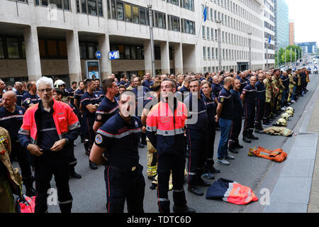 Bruxelles, Belgique. 19 juin 2019. Les pompiers prennent part à la protestation contre les réductions de salaire et politique du gouvernement. Credit : ALEXANDROS MICHAILIDIS/Alamy Live News Banque D'Images