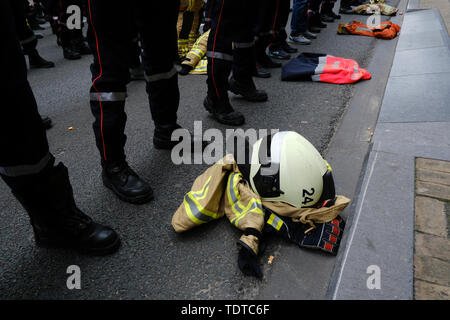 Bruxelles, Belgique. 19 juin 2019. Les pompiers prennent part à la protestation contre les réductions de salaire et politique du gouvernement. Credit : ALEXANDROS MICHAILIDIS/Alamy Live News Banque D'Images