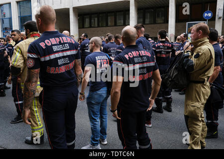 Bruxelles, Belgique. 19 juin 2019. Les pompiers prennent part à la protestation contre les réductions de salaire et politique du gouvernement. Credit : ALEXANDROS MICHAILIDIS/Alamy Live News Banque D'Images