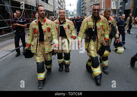 Bruxelles, Belgique. 19 juin 2019. Les pompiers prennent part à la protestation contre les réductions de salaire et politique du gouvernement. Credit : ALEXANDROS MICHAILIDIS/Alamy Live News Banque D'Images