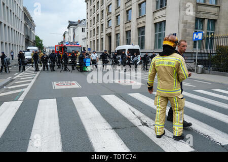 Bruxelles, Belgique. 19 juin 2019. Les pompiers prennent part à la protestation contre les réductions de salaire et politique du gouvernement. Credit : ALEXANDROS MICHAILIDIS/Alamy Live News Banque D'Images