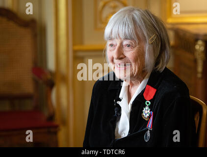 Les anciens combattants britanniques Patricia Davies, 95, qui a servi dans le WRNS comme un maître après avoir reçu la Légion d'honneur à la résidence de l'ambassadeur français, à Kensington, Londres, pour son rôle dans la libération de la France pendant la Seconde Guerre mondiale. Banque D'Images