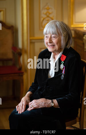 Les anciens combattants britanniques Patricia Davies, 95, qui a servi dans le WRNS comme un maître après avoir reçu la Légion d'honneur à la résidence de l'ambassadeur français, à Kensington, Londres, pour son rôle dans la libération de la France pendant la Seconde Guerre mondiale. Banque D'Images