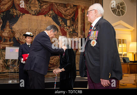 L'ambassadeur français Jean-Pierre Jouyet (à gauche) présente des anciens combattants britanniques Patricia Davies, 95, qui a servi dans le WRNS comme un maître et John Munnery, 93, (à droite) qui a servi comme garde dans la Guards Armoured Division des Coldstream Guards avec la Légion d'honneur à sa résidence, à Kensington, Londres, pour leur rôle dans la libération de la France pendant la Seconde Guerre mondiale. Banque D'Images