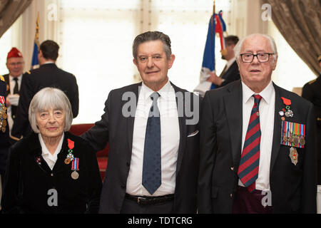 L'ambassadeur français Jean-Pierre Jouyet (centre) avec les anciens combattants britanniques Patricia Davies, 95, qui a servi dans le WRNS comme un maître et John Munnery, 93, qui a servi comme garde de la Guards Armoured Division des Coldstream Guards après les présenter avec la Légion d'honneur à sa résidence, à Kensington, Londres, pour leur rôle dans la libération de la France pendant la Seconde Guerre mondiale. Banque D'Images